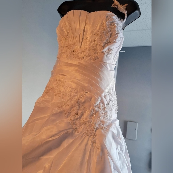 New Strapless Wedding Dress - Picture 2 of 7